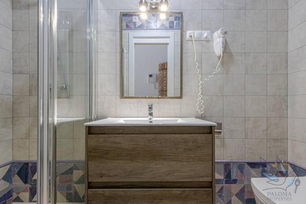 Benalroma Spacious 50 Mt From The Apartament *